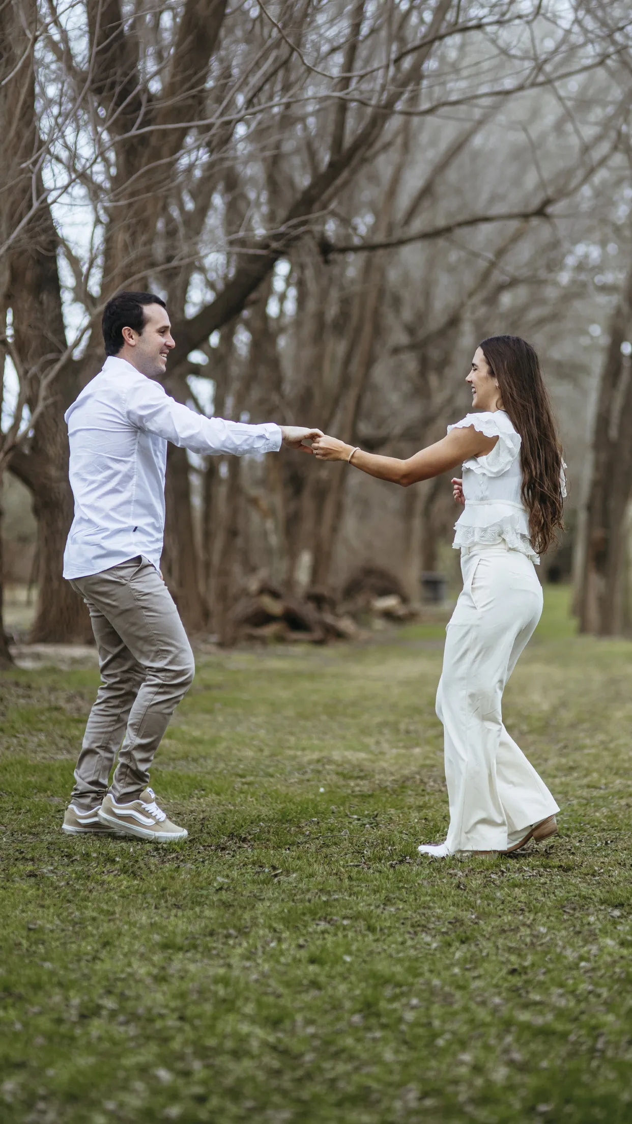 Micaela y Santiago tomados de la mano en el bosque
